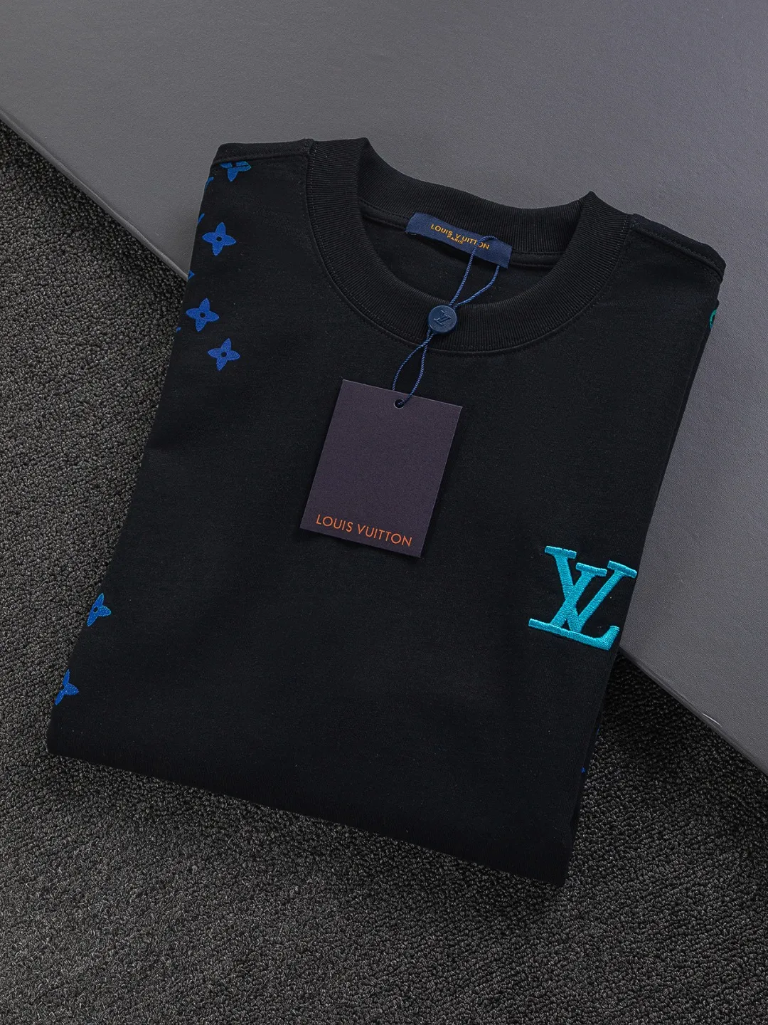 🅿️210 Louis Vuitton 1V LV slightly wide version S-XL lv 26SS LV new product counter catwalk style heavy-duty letter embroidery stitching colorful print on the chest 🪡 embroidered logo is the same for men and women! Short-sleeves are not the same as the general public, but must be unique and eye-catching. This LV short-sleeves is all about quality, comfort, consistent style, fashion, including fabrics and cutting techniques, all of which have been made with great effort! 320 grams of washed pure cotton fabric, pure cotton is breathable, very refreshing and comfortable for daily wear. The rib knitting on the neckline is smooth and tight, and the neckline will not be skewed if you toss it at will. The loose version, you will find that it looks really good on the upper body. The overall is minimalist and neat, super versatile for daily use! Pair it casually with a pair of pants for a youthful look. A T-shirt will make your outfit crazy. It is a fashionable item that can never go wrong! Color: Black White Size: S-XL Size chart: S: Shoulder width 50-Bust 56-Length 70 M: Shoulder width 52-Bust 57-Length 72 L: Shoulder width 54-Bust 59-Length 74 XL: Shoulder width 56-Bust 62-Length 76